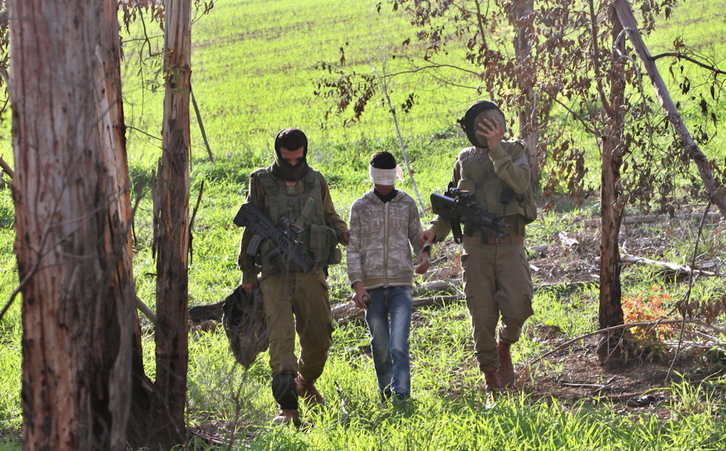 Detención de un adolescente palestino el 24 de diciembre de 2004 en la Franja de Gaza. (Gil Cohen MAGEN / AFP)
