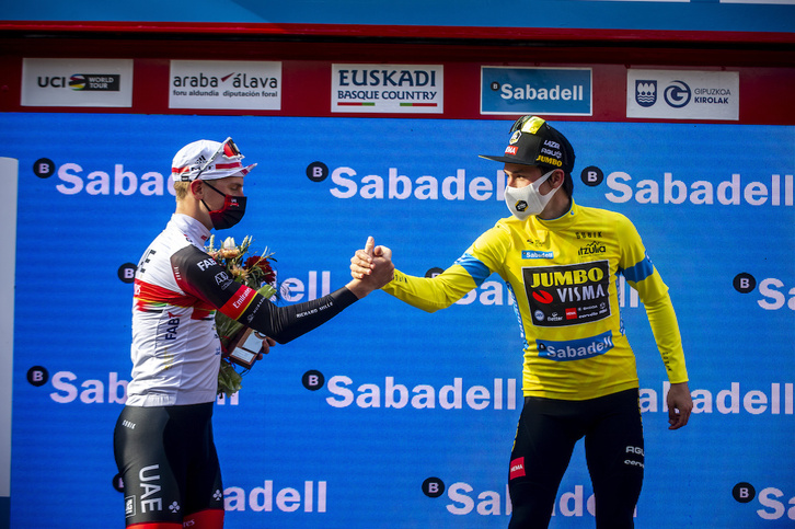 Tadej Pogacar y Primoz Roglic, en el podio final de la Itzulia, han confirmado la hegemonía de los eslovenos en el ciclismo actual. (Jaizki FONTANEDA/FOKU)