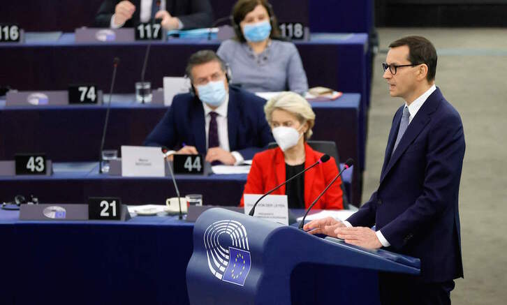El primer ministro polaco, Mateusz Morawiecki, habla en el Parlamento Europeo ante la presidenta de la Comisión, Ursula Von der Leyen. (Ronald WITTECK/AFP)