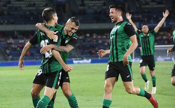 Stoichkov y Javi Muñoz felicitan a Tejero, cuyo golazo ha dado los tres puntos y el liderato al Eibar. (LaLiga)