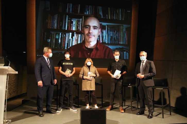 Txani Rodriguez, Alex Gurrutxaga, Mikel Reparaz eta Javier de Isusi Euskadi Literatura sarituak, Bilboko Azkuna Zentroan egindako ekitaldian. (Oskar MATXIN EDESA/FOKU)