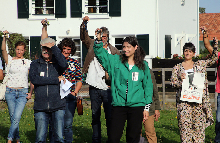 Deitzaileek manifestaziora hurbilduko diren herritar guziei dei egin diete gako multzo bat eraman dezaten. (Bob EDME)