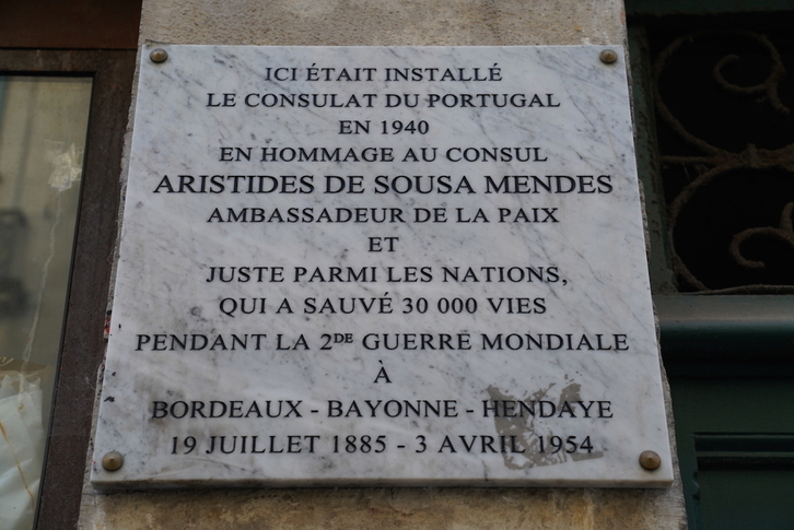 Portugaleko kontsularen omenez Baionan ezarritako plaka. (©T.CHEVAL)