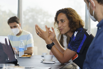 Natalia Arroyo charla con los medios esta mañana en Zubieta. (Gorka Rubio/Foku)