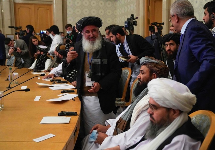 El ministro de Exteriores ruso saluda a la delegación talibán. (Alexandre ZEMLIANICHENKO/AFP)