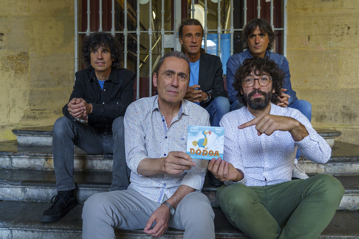 ‘Dodoa’ diskoaren aurkezpen ekitaldiko talde argazkia. (Gorka RUBIO/FOKU)