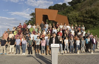 Sortuko idazkari nagusi Arkaitz Rodriguezek irakurri du adierazpena. (Jagoba MANTEROLA/FOKU)