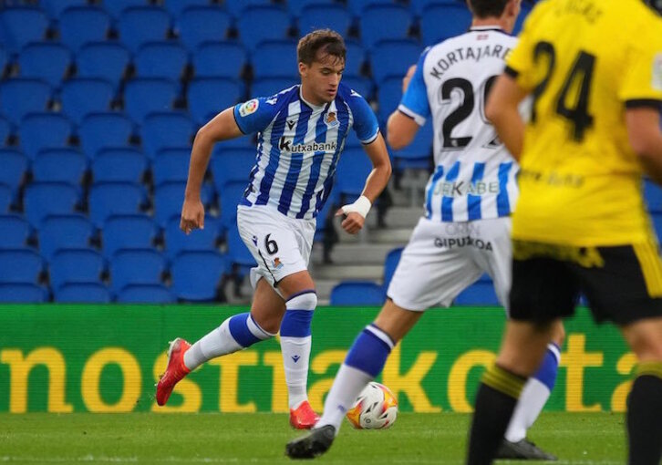 La Real enlazó contra el Oviedo su tercer partido en positivo. En la imagen, González de Zarate conduce el balón. (REAL SOCIEDAD)