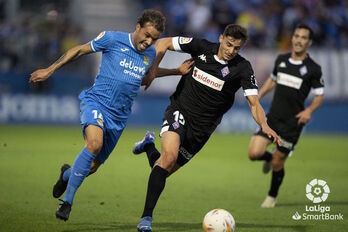 Luengo y Pedro León corren por el balón en un momento del choque. (LaLiga)