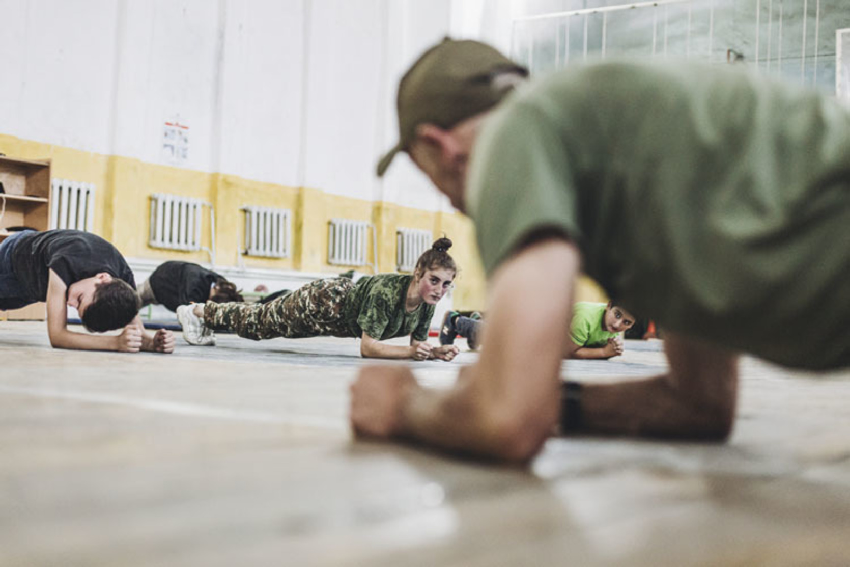 Ejercicios físicos durante un entrenamiento en un polideportivo de Goris. (Diego HERRERA)