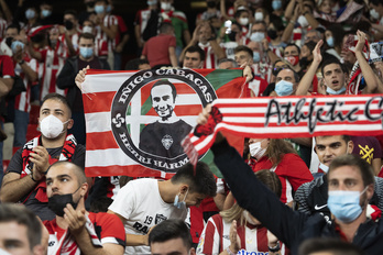 Bandera de Iñigo Cabacas Herri Harmaila en San Mamés. (Monika DEL VALLE / FOKU)