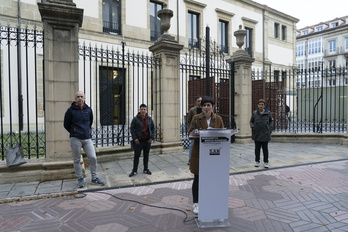 LABek Gasteizko Legebiltzarraren aurrean egindako agerraldia. (Raul BOGAJO/FOKU)