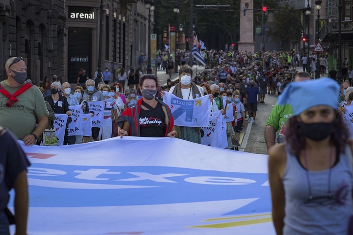 Manifestación de Sare celebrada en Bilbo dentro de la campaña ‘Ibilian-ibilian etxerako bidean’. (Aritz LOIOLA/FOKU)