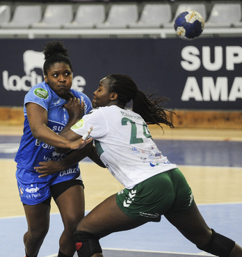 Lysa Tchaptchet, Bera Beraren aurkako partida batean Fernandes frenatu nahian. (Jon URBE/FOKU) 