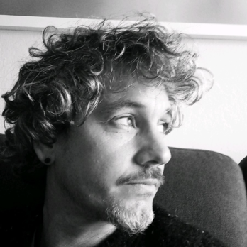 Ike Alvarez, co-autor junto a Haizea Pastor de 'Zutik!'. (Eider EZENARRO)