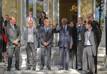 Juan Carlos Izagirre y Martín Garitano junto al exsecretario general de la ONU. (Andoni CANELLADA/FOKU)