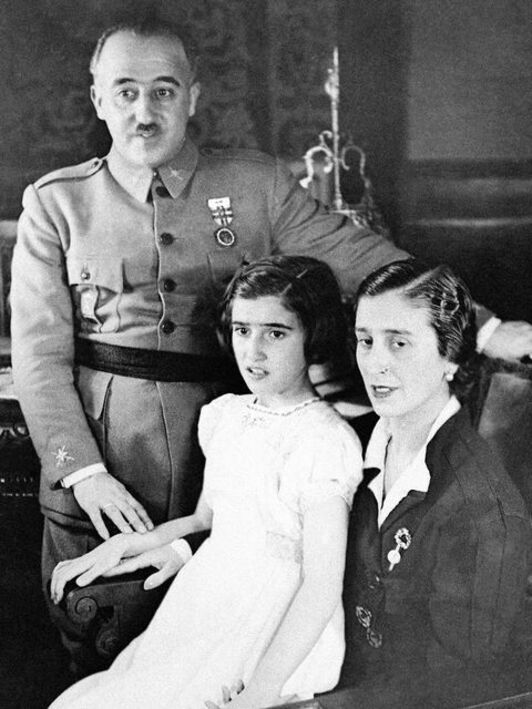 Francisco Franco, Carmen Polo y su hija, en una imagen propagandística de la dictadura. 