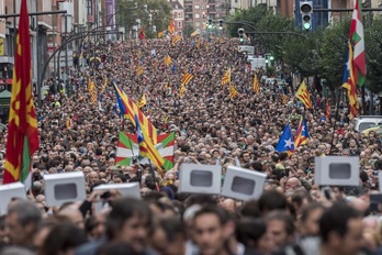 Multitudinaria manifestación en solidaridad con Catalunya convocada por Gure Esku Dago en Bilbo el 29 de setiembre de 2017. (Juanan RUIZ/FOKU)