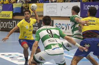 Bidasoa Irun afronta un duro compromiso liguero en la cancha del Nava. (Andoni CANELLADA/FOKU)