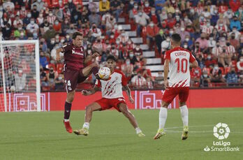 Olasagasti trata de controlar el balón ante dos rivales. (LaLiga)