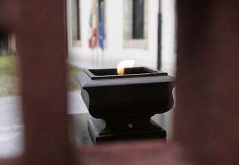 Un pebetero encendido ayer en el Parlamento, en el décimo aniversario del fin de la lucha armada de ETA. (Parlamento Vasco)