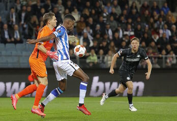Isak, autor del únicdo gol en Graz, pelea con el guardameta local. (Erwin SCHERIAU/AFP)