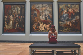 Una mujer observa una obra de arte en un museo. (PEXELS)