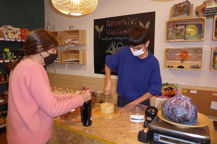 Denetarik dute saltokian: barazkiak, lekaleak, haragia, arrautzak, ogia, esnekiak... Elikagaiez gain, jantziak, kosmetika edo garbiketa produktuen eskaintza zabala ere badute.  (Maitane ALDANONDO)