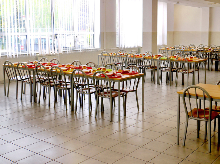 Unos 120 colegios de Gipuzkoa retiraron el plato de bonito con tomate de sus comedores tras detectarse la intoxicación alimentaria. (GETTY IMAGES)