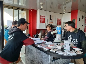 Alda mugimenduaren hainbat ekintzaile, kafe baten bueltan kalakan, apartamenduan. (NAIZ)