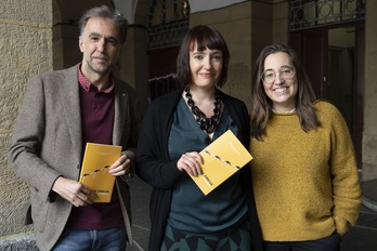 Irati Jimenez, Harkaitz Cano eta Uxue Razquin Ereineko editorearekin, Donostian `Ogia eta Zirkua´ aurkezten. (Gorka RUBIO/FOKU)