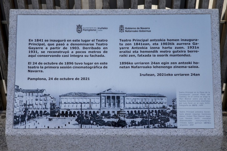 Placa instalada en la plaza del Castillo para recordar los 125 años de la primera proyección cinematográfica en Nafarroa. (AYUNTAMIENTO DE IRUÑEA)