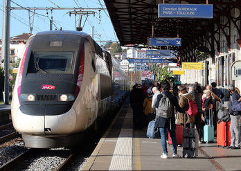 Pasajeros montan en el TGV, en la estación de Donibane Loghizune. (Bob EDME)