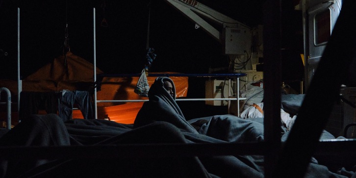 Migrantes rescatados en el Mediterráneo descansan a bordo del Sea Watch 3 este viernes. (Sandra Singh/Sea Watch)