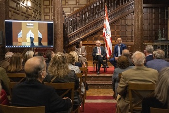 En el hall de Ibaigane, Catalina Sota, Eugenio Ibarzabal y el presidente del Athletic Club, Aitor Elizegi. (Monika del VALLE | FOKU)