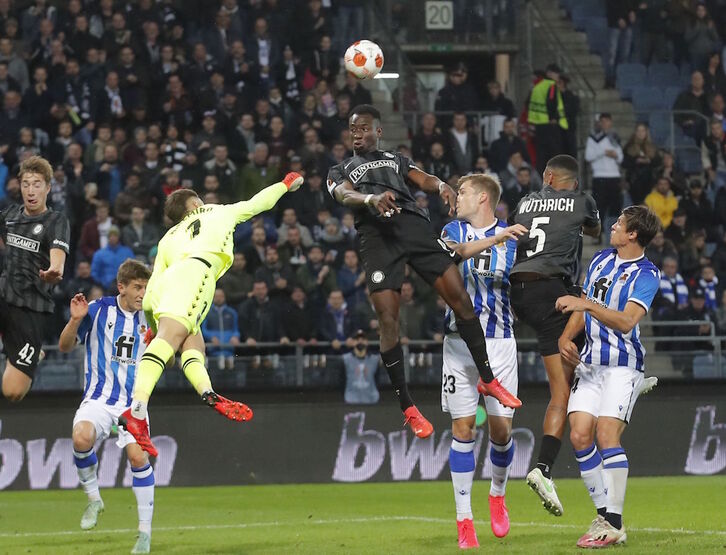 Remiro, que despeja de puños el balón en Graz, no ha encajado gol en siete de los últimos diez partidos que ha jugado. (Erwin SCHERIAU/AFP)