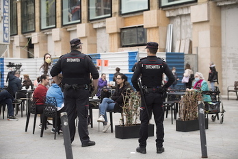 Agentes de la Ertzaintza vigilan el cumplmiento de la normativa covid en una terraza durante el Estado de Alarma. (Juan Carlos RUIZ-FOKU)