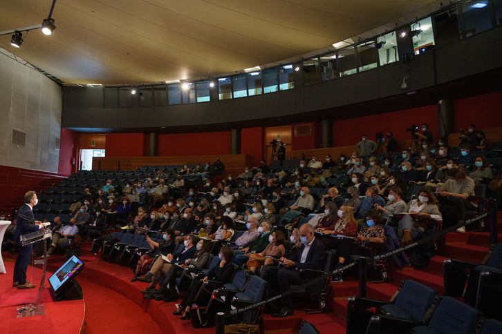 Jokin Bildarratz, consejero de Educación de Lakua, se dirige a los asistentes al simposio celebrado en el Palacio Europa. (Endika PORTILLO/FOKU)