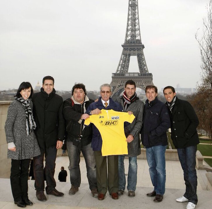 Iñaki Lopetegi, con su cámara, rodeado de ganadores del Tour en París con la Torre Eiffel de fondo. 