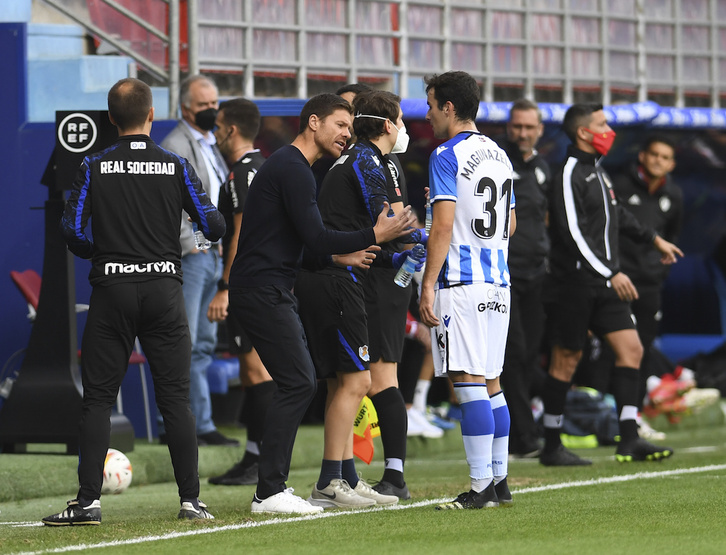Xabi Alonso charla con Magunazelaia en el partido de Ipurua contra la Ponferradina. (Jon URBE/FOKU)