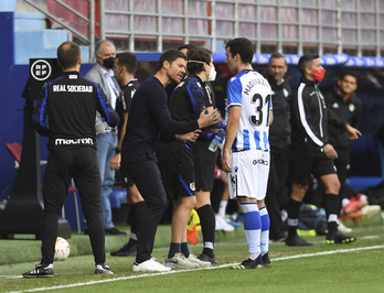 Xabi Alonso charla con Magunazelaia en el partido de Ipurua contra la Ponferradina. (Jon URBE/FOKU)