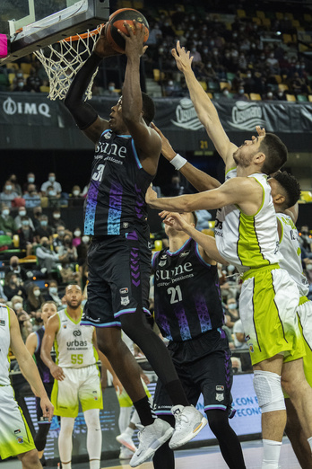 Ángel Delgado deberá hacerse fuerte en la pintura. (Monika Del Valle/FOKU)