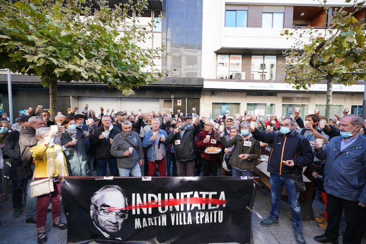 Brindis junto a la estela de Germán Rodríguez tras el procesamiento de Martín Villa. (Endika PORTILLO)