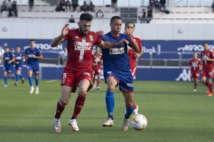 Obi pelea por el balón con Pablo Vázquez en el último encuentro del Amorebieta en Lezama, que se saldó con su primera derrota como local. (Monika DEL VALLE/FOKU)