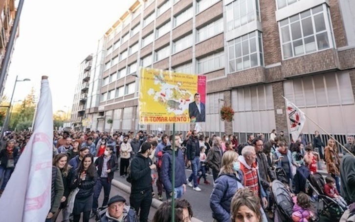 La manifestación esta tarde, a su paso por el centro de Gasteiz. (Endika PORTILLO/FOKU) 