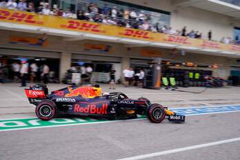 Max Verstappen, saliendo del box. (Darron CUMMINGS / AFP)