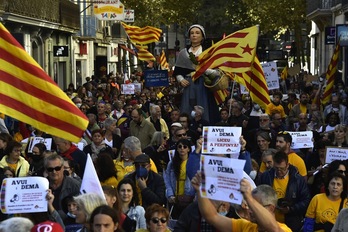 Senyeras y esteladas en la manifestación por la escuela en catalán en Perpinyà. (Raymond ROIG/AFP)