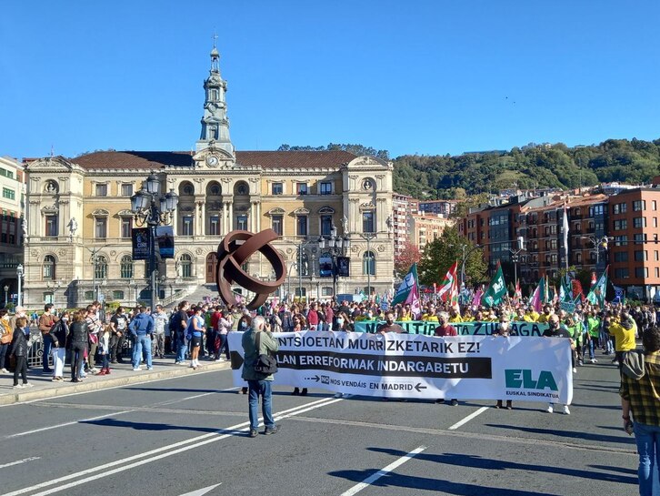Hego Euskal Herriko hiriburuetan mobilizatu da ELA. Irudian, Bilbo. (@ELAbilbo)