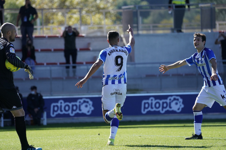 Magunazelaia corre a felicitar a Karrikaburu, autor del primer gol txuriurdin, ante un abatido Saizar. (Aritz LOIOLA/FOKU)