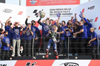 Fabio Quartararok Yamahako taldearekin MotoGPko munduko txapelketa ospatzen. (Andreas SOLARO/AFP)